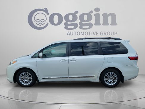 Used 2015 Toyota Sienna XLE w/ XLE Navigation Package FWD image 2