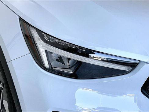 Certified 2025 Volvo XC40 B5 Plus AWD/4WD image 39