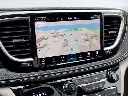Used 2024 Chrysler Pacifica Limited FWD image 12