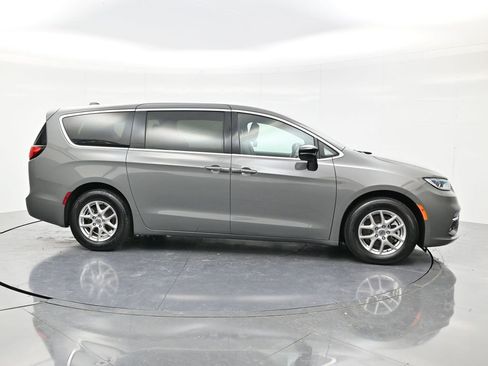 Used 2025 Chrysler Pacifica Select FWD image 4