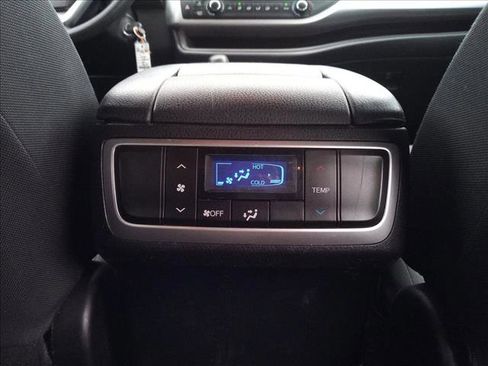 Used 2017 Toyota Highlander LE image 14