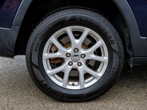 Used 2015 Jeep Cherokee Latitude w/ Cold Weather Group AWD/4WD image 59