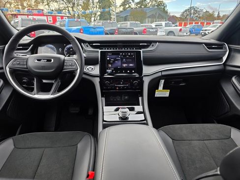 New 2025 Jeep Grand Cherokee Altitude image 8