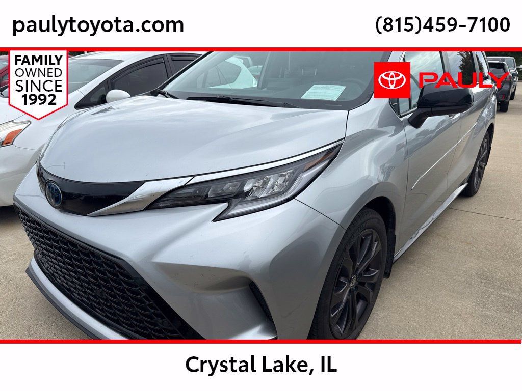 Certified 2022 Toyota Sienna XSE FWD image 1