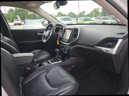 Used 2016 Jeep Cherokee Trailhawk w/ Leather Interior Group AWD/4WD image 21