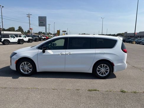 New 2027 Chrysler Pacifica Select FWD image 3
