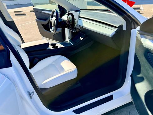 Used 2022 Tesla Model Y Performance image 16