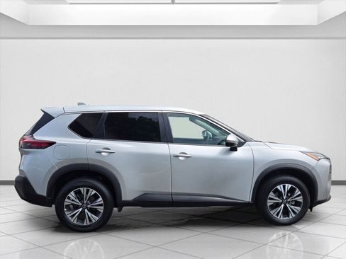 Used 2022 Nissan Rogue SV image 4