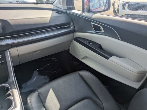 Used 2024 Kia Carnival LX FWD image 17