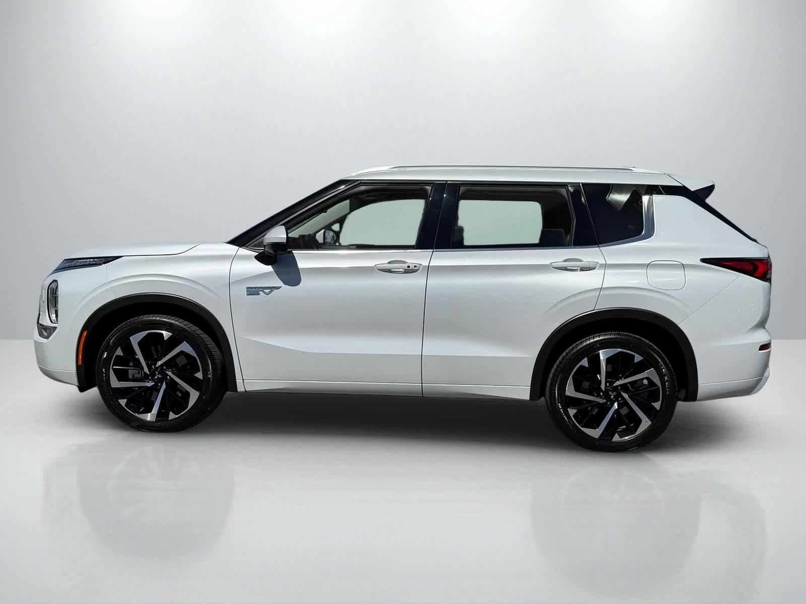 Used 2023 Mitsubishi Outlander SEL AWD/4WD image 2