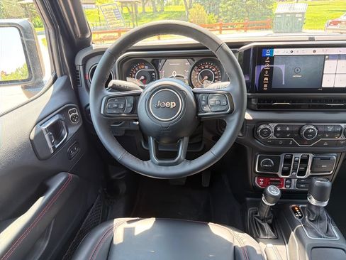 Used 2025 Jeep Gladiator Rubicon w/ Convenience Group AWD/4WD image 19