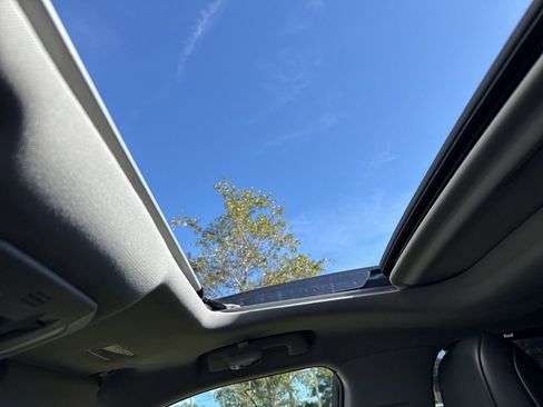 Used 2022 Toyota Highlander XLE image 3