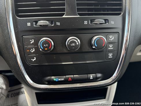 Used 2015 Dodge Grand Caravan American Value Package FWD image 21