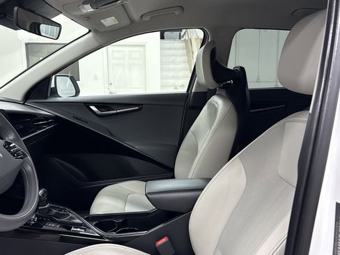 Used 2023 Kia Niro EX image 4