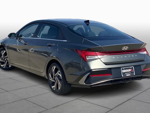 Used 2025 Hyundai Elantra SEL image 11