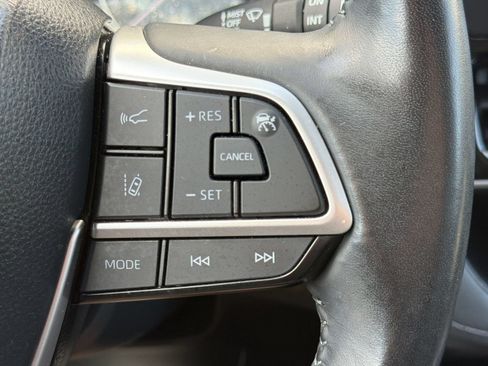 Used 2023 Toyota Highlander XLE FWD image 30