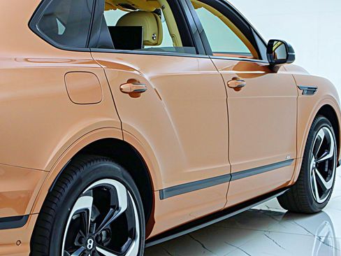 Certified 2023 Bentley Bentayga AWD/4WD image 12