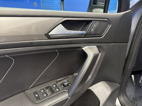 Used 2023 Volkswagen Tiguan SE w/ Panoramic Sunroof Package FWD image 11