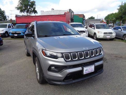 Used 2022 Jeep Compass Latitude w/ Convenience Group AWD/4WD image 3