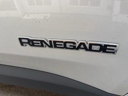 Used 2017 Jeep Renegade Latitude AWD/4WD image 7