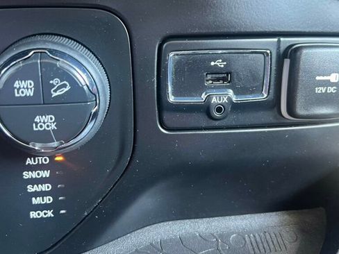 Used 2015 Jeep Renegade Trailhawk w/ Cold Weather Group image 19