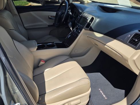 Used 2011 Toyota Venza AWD w/ Comfort Pkg image 11