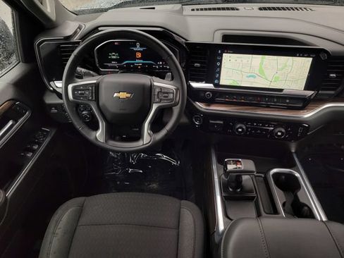 Used 2024 Chevrolet Silverado 1500 LT w/ Z71 Off-Road Package AWD/4WD image 12
