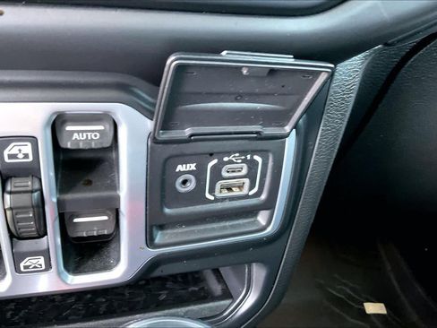 Used 2018 Jeep Wrangler Unlimited Sahara AWD/4WD image 31