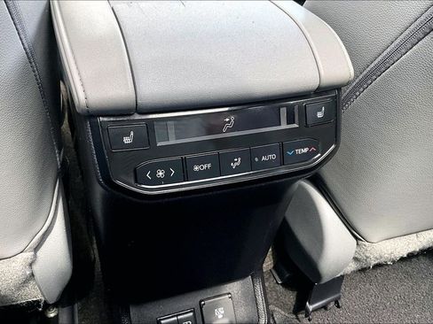 Used 2023 Toyota Highlander Platinum FWD image 10
