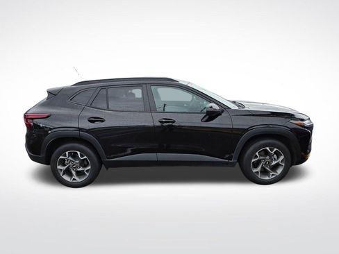 Used 2025 Chevrolet Trax LT w/ LT Convenience Package image 4