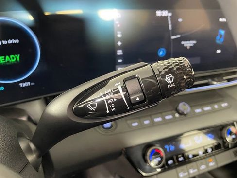 Used 2025 Hyundai Elantra SEL image 12