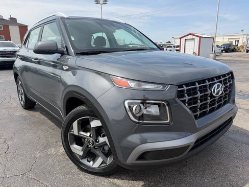 Used 2024 Hyundai Venue SEL FWD image 2