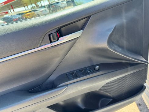 Used 2021 Toyota Camry SE FWD image 11