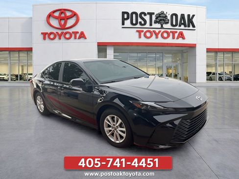 Used 2025 Toyota Camry LE w/ Convenience Package FWD image 1