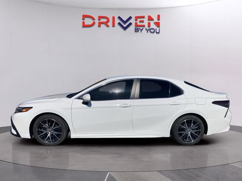 Used 2022 Toyota Camry SE image 3