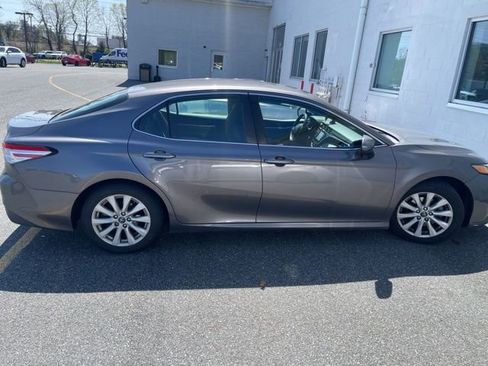 Used 2018 Toyota Camry LE image 6