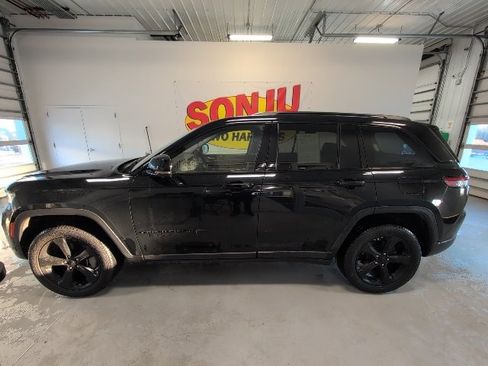 Used 2023 Jeep Grand Cherokee Limited w/ Luxury Tech Group II image 2