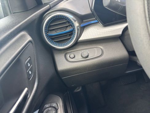 Used 2025 Chevrolet Trax LT image 32