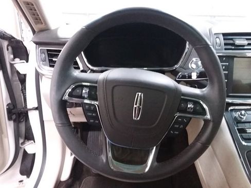 Used 2017 Lincoln Continental Select w/ Climate Package image 10