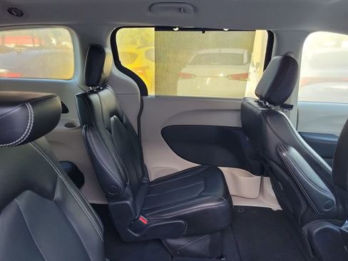 Used 2023 Chrysler Pacifica Touring-L image 33