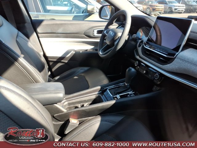 Used 2023 Jeep Compass Latitude w/ Convenience Group AWD/4WD image 5