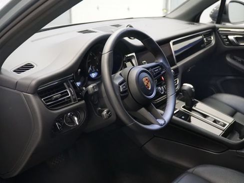 Certified 2026 Porsche Macan AWD/4WD image 4