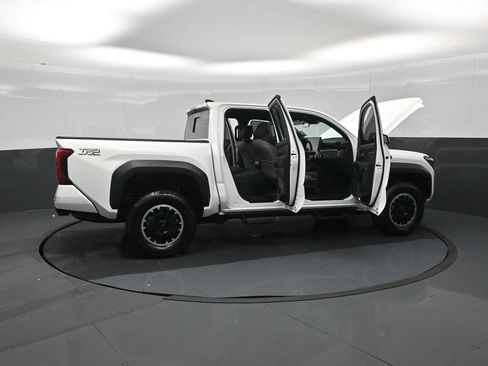 Used 2024 Toyota Tacoma TRD Off-Road w/ TRD Off Road Upgrade Package AWD/4WD image 28