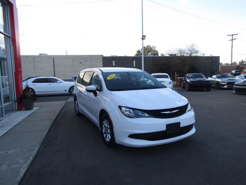 Used 2022 Chrysler Voyager LX image 5