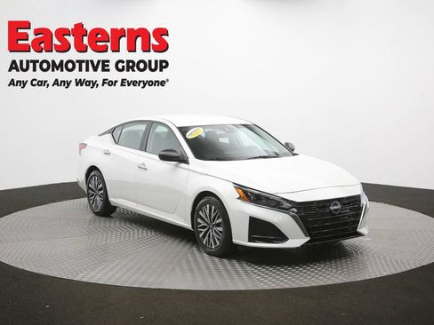Used 2025 Nissan Altima 2.5 SV FWD image 49