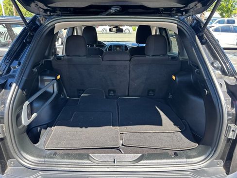 Used 2018 Jeep Cherokee Latitude w/ Altitude Package FWD image 9