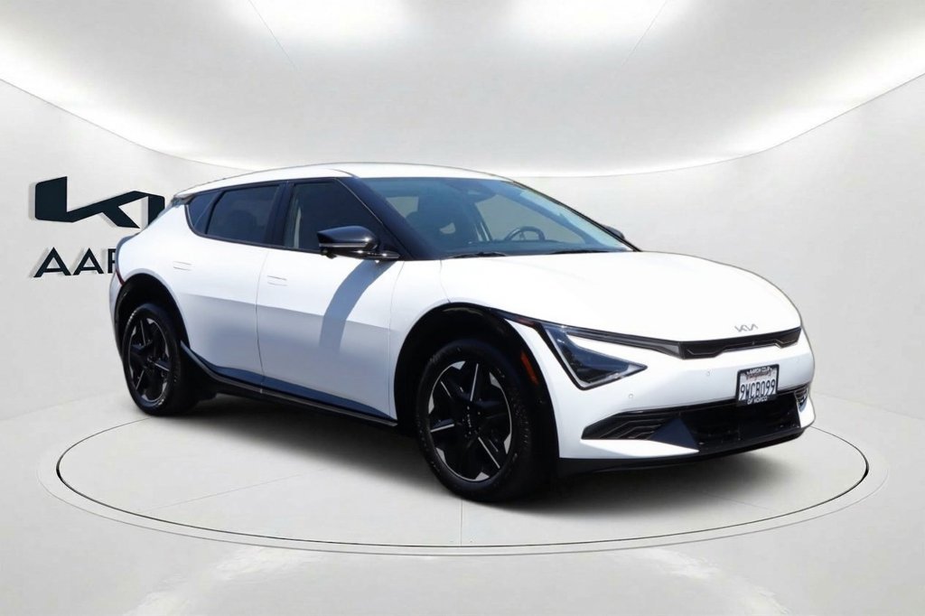 Used 2025 Kia EV6 Wind RWD image 3
