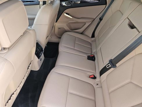 Certified 2025 Porsche Macan image 28