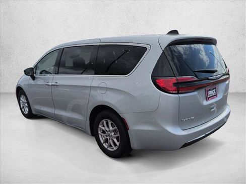 Used 2024 Chrysler Pacifica Touring-L image 8