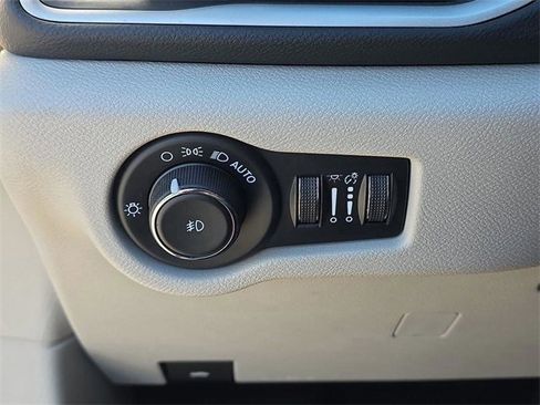 Used 2023 Chrysler Pacifica Touring-L image 10